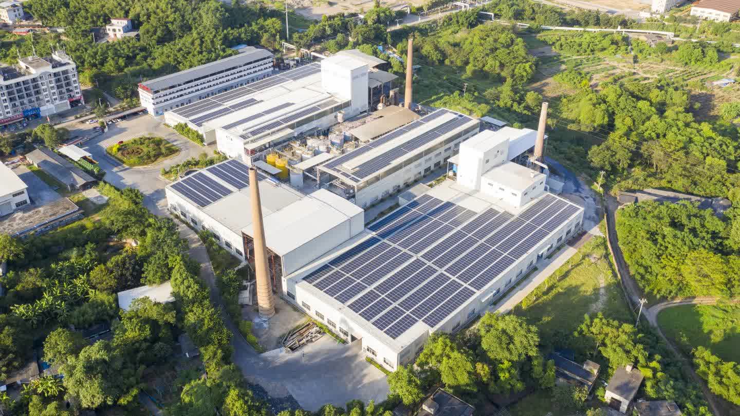 Fábrica con energía renovable y paneles solares