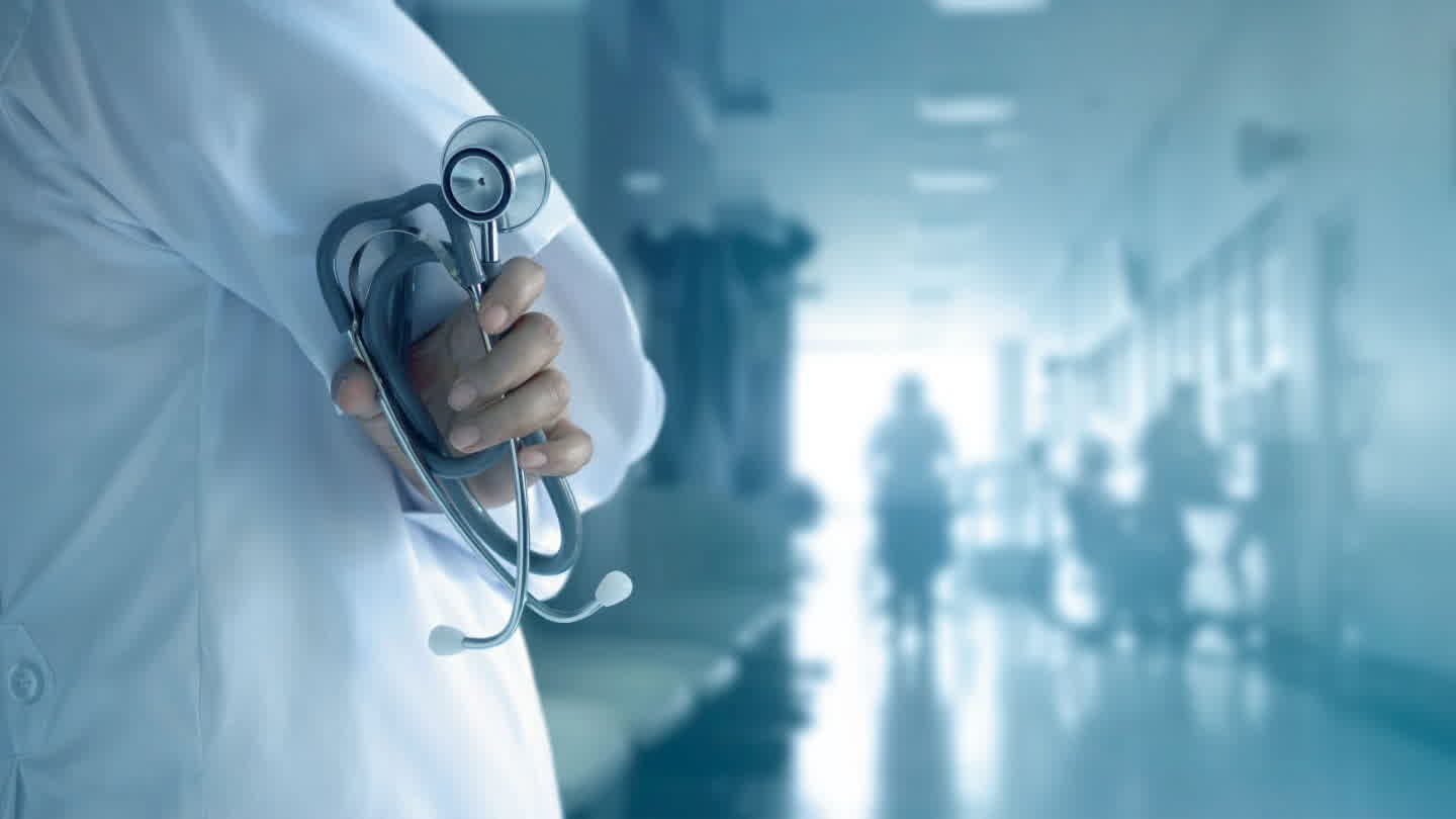 Médico con estetoscopio